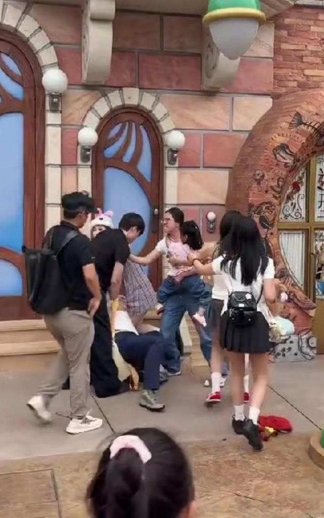 伤势成疑！兔帽女是否打小孩成最大争议尊龙凯时app网站迪士尼情侣现身医院(图13)