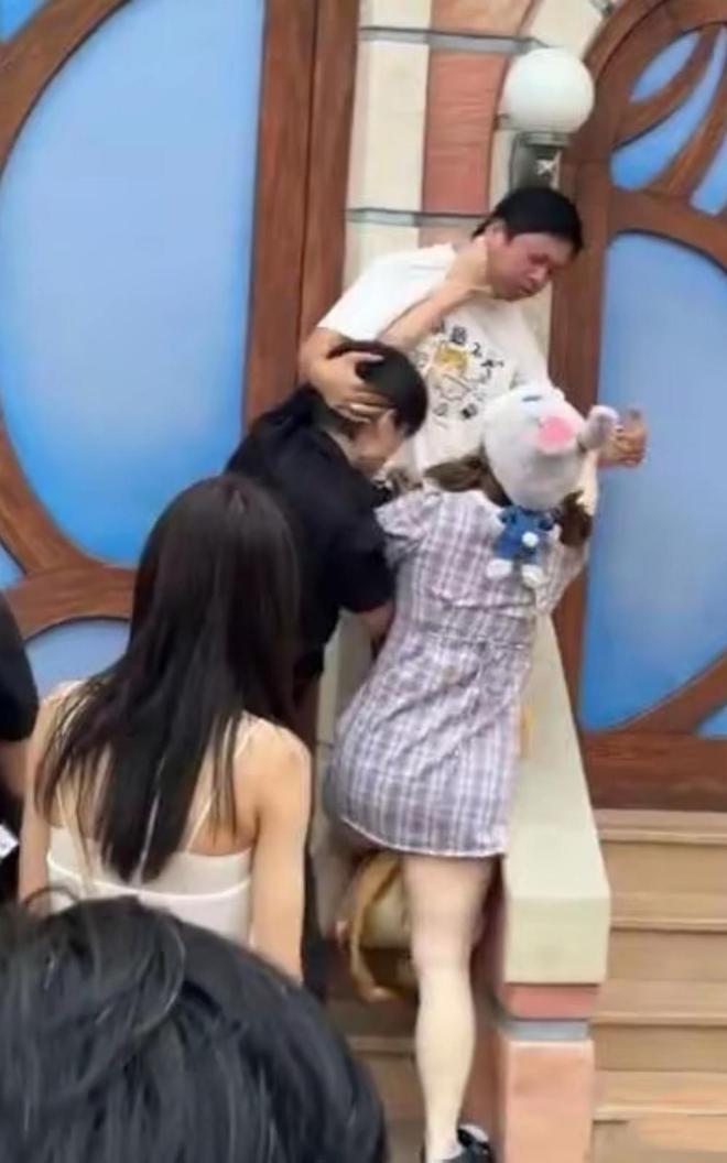 伤势成疑！兔帽女是否打小孩成最大争议尊龙凯时app网站迪士尼情侣现身医院(图12)