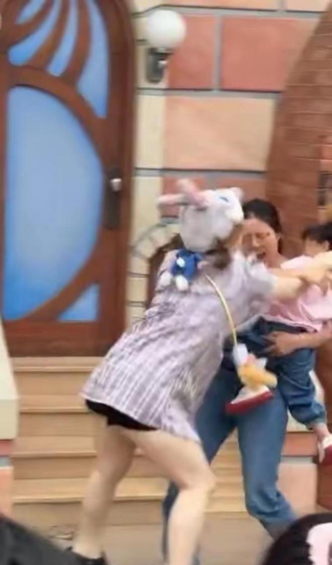 伤势成疑！兔帽女是否打小孩成最大争议尊龙凯时app网站迪士尼情侣现身医院(图10)