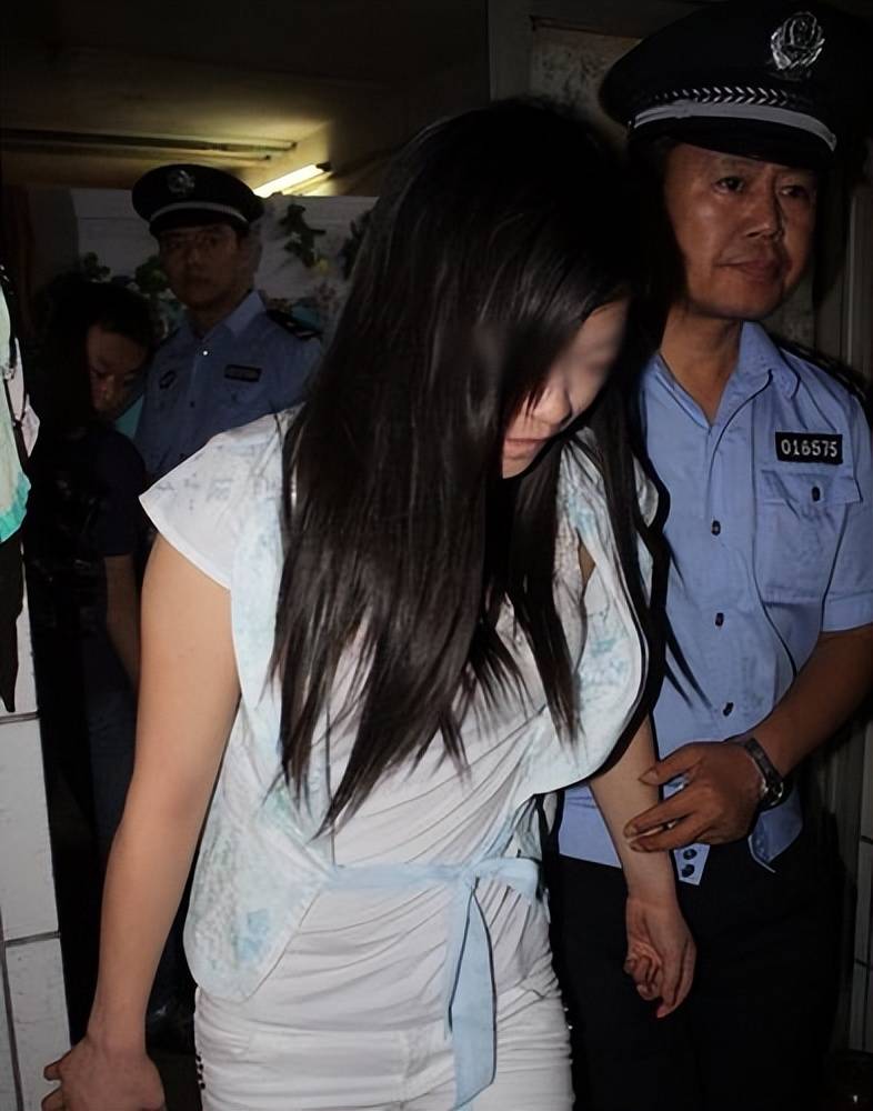 视记者冒死揭露莞式一条龙全过程尊龙凯时东莞扫黄抓捕真实影像央(图4)