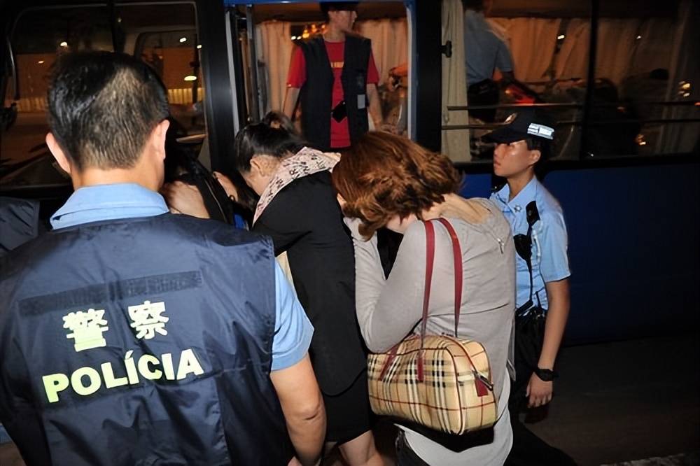 视记者冒死揭露莞式一条龙全过程尊龙凯时东莞扫黄抓捕真实影像央(图5)