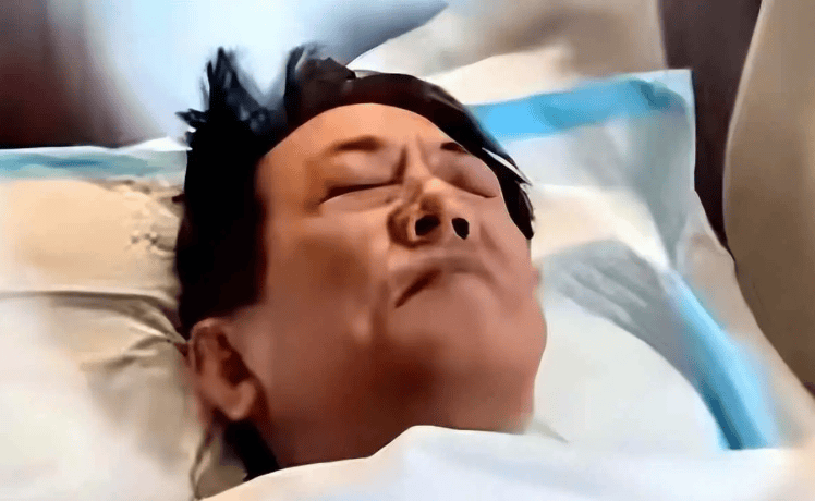 ！护工相伴亲女无踪30年弃养孽债终爆发尊龙凯时新版APP李连杰病床报应现场(图1)